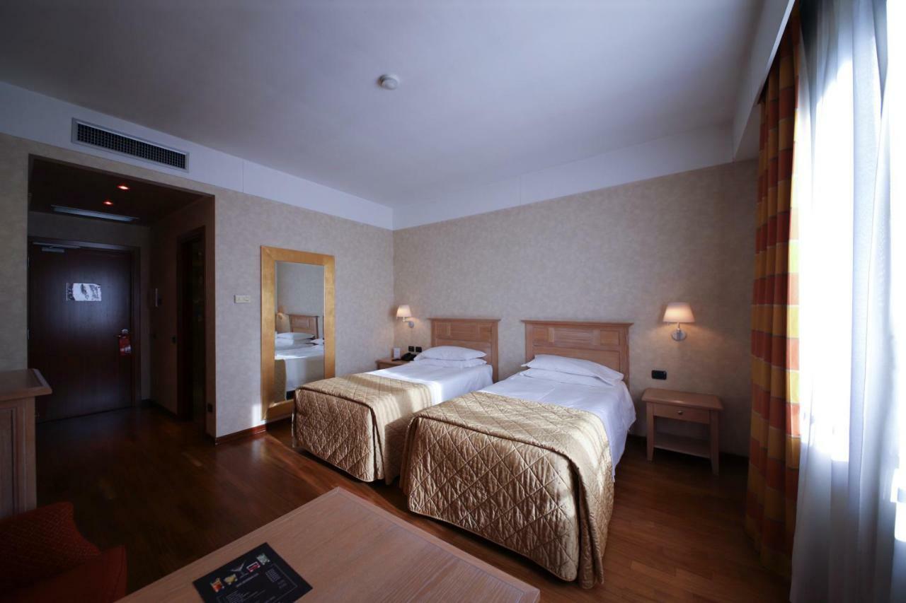 Monica Hotel Fiera Pregnana Milanese Екстер'єр фото